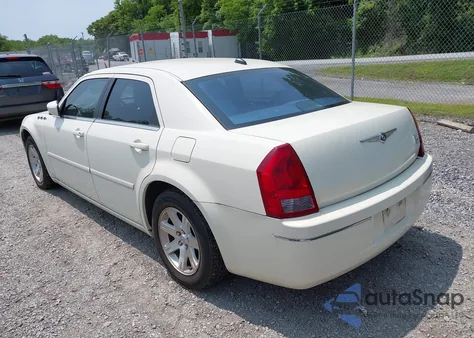 2005 Chrysler 300 Touring z USA, uszkodzony, nr VIN 2C3JA53G25H189068